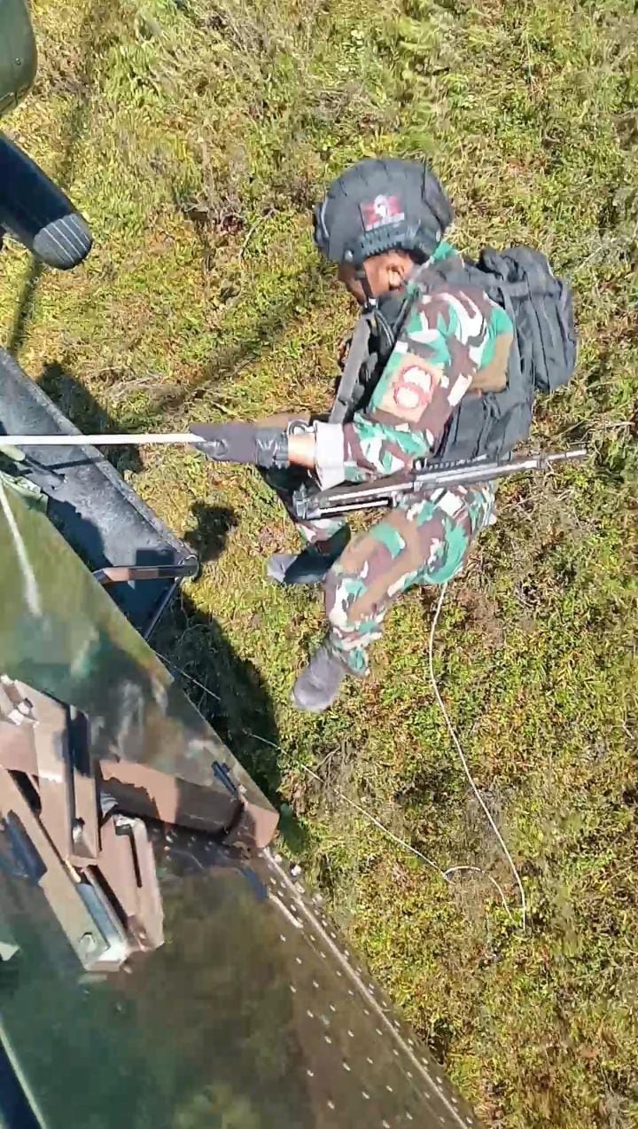 Heli Caracal Tni Au Terjunkan Personil Sar Gabungan Evakuasi Pesawat