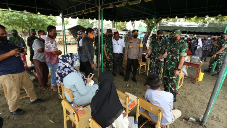 Di tengah Guyuran Hujan, Pangdam IM Tinjau Vaksinasi Massal Masyarakat Pesisir Pidie