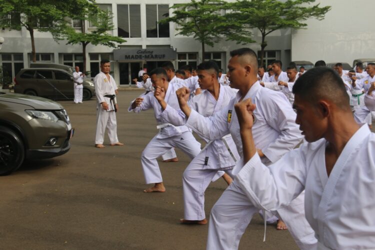 Asah Kemampuan Bela Diri, Prajurit Petarung Mako Kormar Laksanakan Latihan Karate