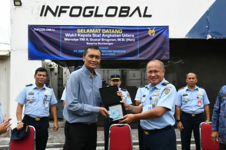Kunjungi PT. Infoglobal Teknologi, Wakasau Tinjau Upgrade Avionic System Pesawat Hawk 100/200
