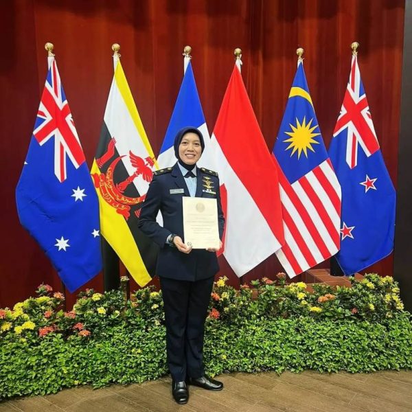 “Wanita Penerbang TNI AU Luar Biasa: May.Pnb.Fariana Dewi Lulus Command and Staff Course di Singapura”