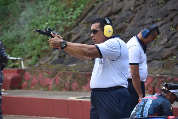 Dankormar Pimpin Latihan Menembak Pistol
