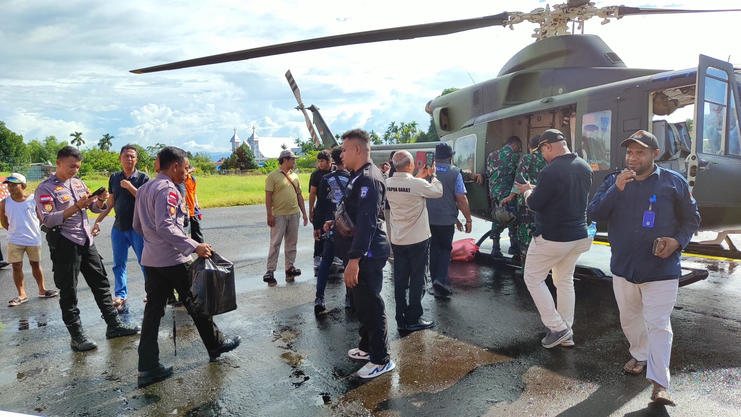 Saat Kritis, Helikopter Milik TNI AD Bantu Sukseskan Pemilu 2024 Di Papua Barat