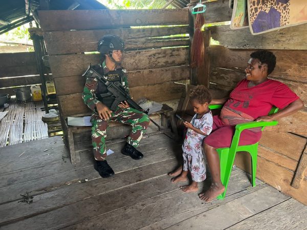 Patroli Simpatik Ditengah Kampung Papua, Satgas 623 Bagikan Sembako
