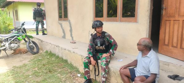Menjalin Keharmonisan Dengan Masyarakat, Satgas Yonif 623 Melaksanakan Komsos Sambil Patroli