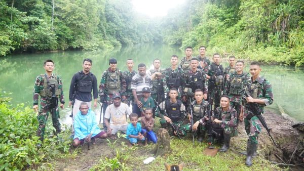 Telusuri Hutan Pedalaman, PJ Bupati Maybrat Dan Satgas Yonif 133/YS Cek Lokasi Air Terjun Sebagai Rencana Destinasi Wisata Di Maybrat.