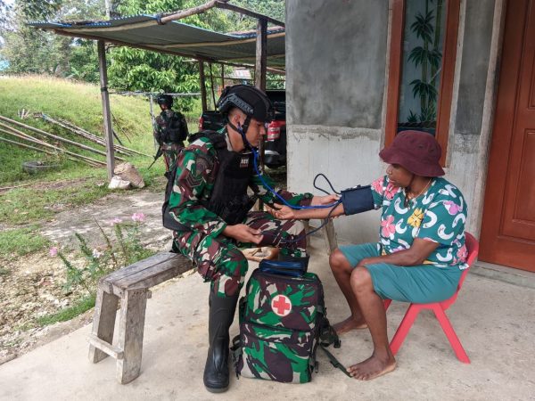 Satgas Yonif 623 Anjangsana Ke Warga Kampung Aisyo