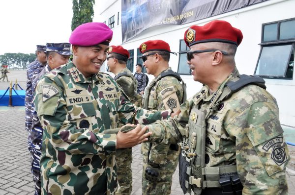 Dankormar Hadiri Penyematan Brivet Kehormatan Manusia Katak
