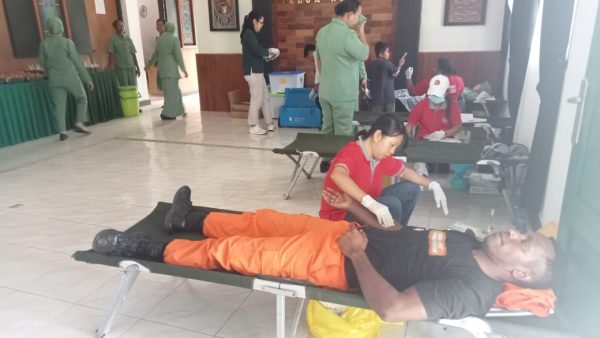 Kodim 1811/Teluk Wondama Sambut HUT Ke 78 Persit KCK Dengan Menggelar Donor Darah