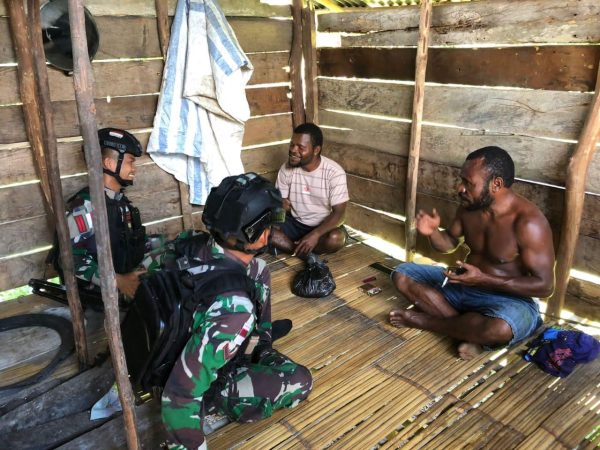 Bentuk Peduli Sesama, Satgas Yonif 623 Berikan Bantuan Sembako