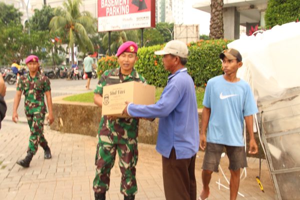 Danyonmarhanlan III Jakarta Berbagi Bingkisan Lebaran Kepada Tuna Wisma