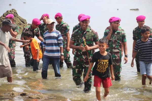 Jaga Kelestarian Laut, Prajurit Marinir Bersihkan Pantai Negeri Hualoy Pulau Seram Maluku