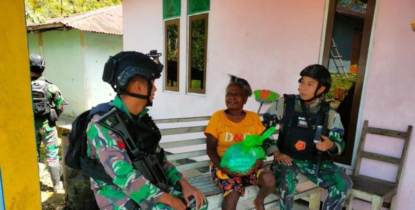 Pos Kokas Satgas Yonif 623 Anjangsana dan Berikan Bantuan Sembako