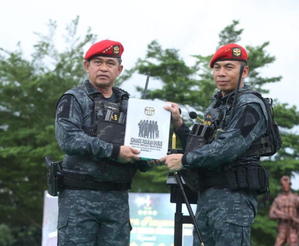 Sukses Taklukkan Beragam Materi Gultor, Kasad Terima Brevet Anti Teror Kehormatan