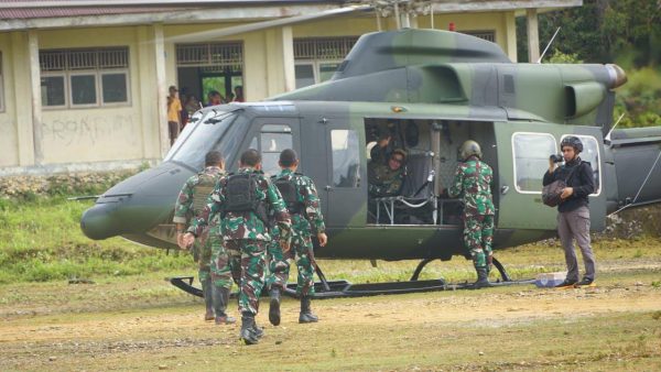 Penijauan Udara Dankolakops Beserta Dansatgas Yonif 623 dan 133