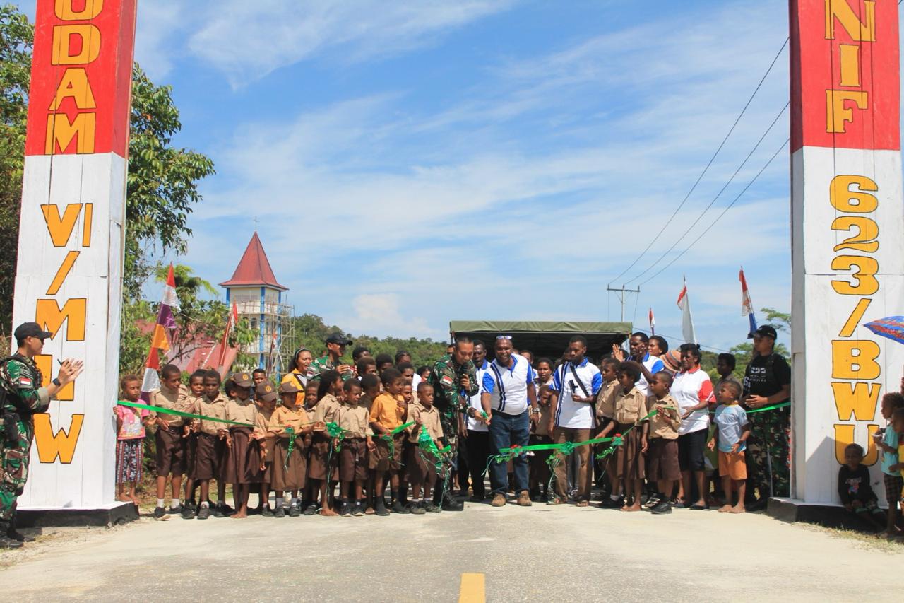 Cetak Sejarah Baru, Satgas Yonif 623 dan Masyarakat Resmikan Gapura Kampung Pancasila di Konja Raya Kabupaten Maybrat