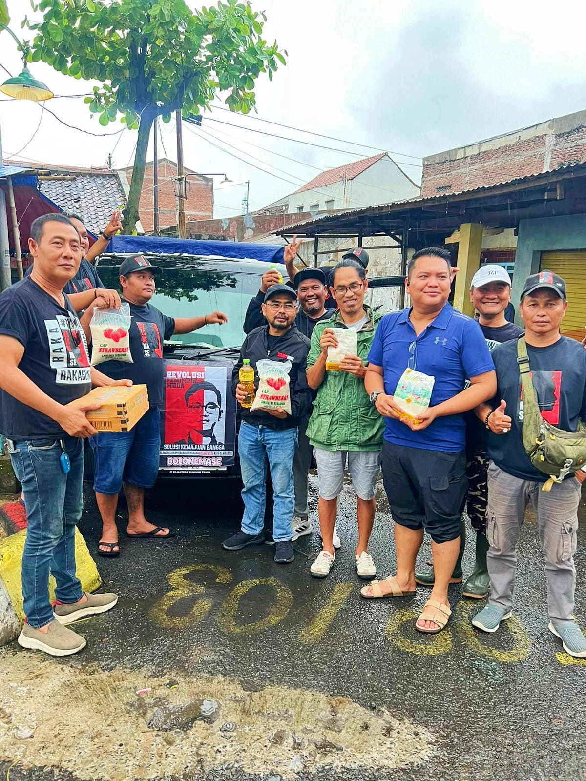 Hampir 1 Pekan Jalankan Misi Kemanusiaan, BOLONEMASE Dirikan Dapur Umum dan Berikan Bantuan Banjir ke Warga Kota Semarang, 450 Box Makanan Siap Saji Diberikan Kepada Korban Banjir Tiap Harinya.