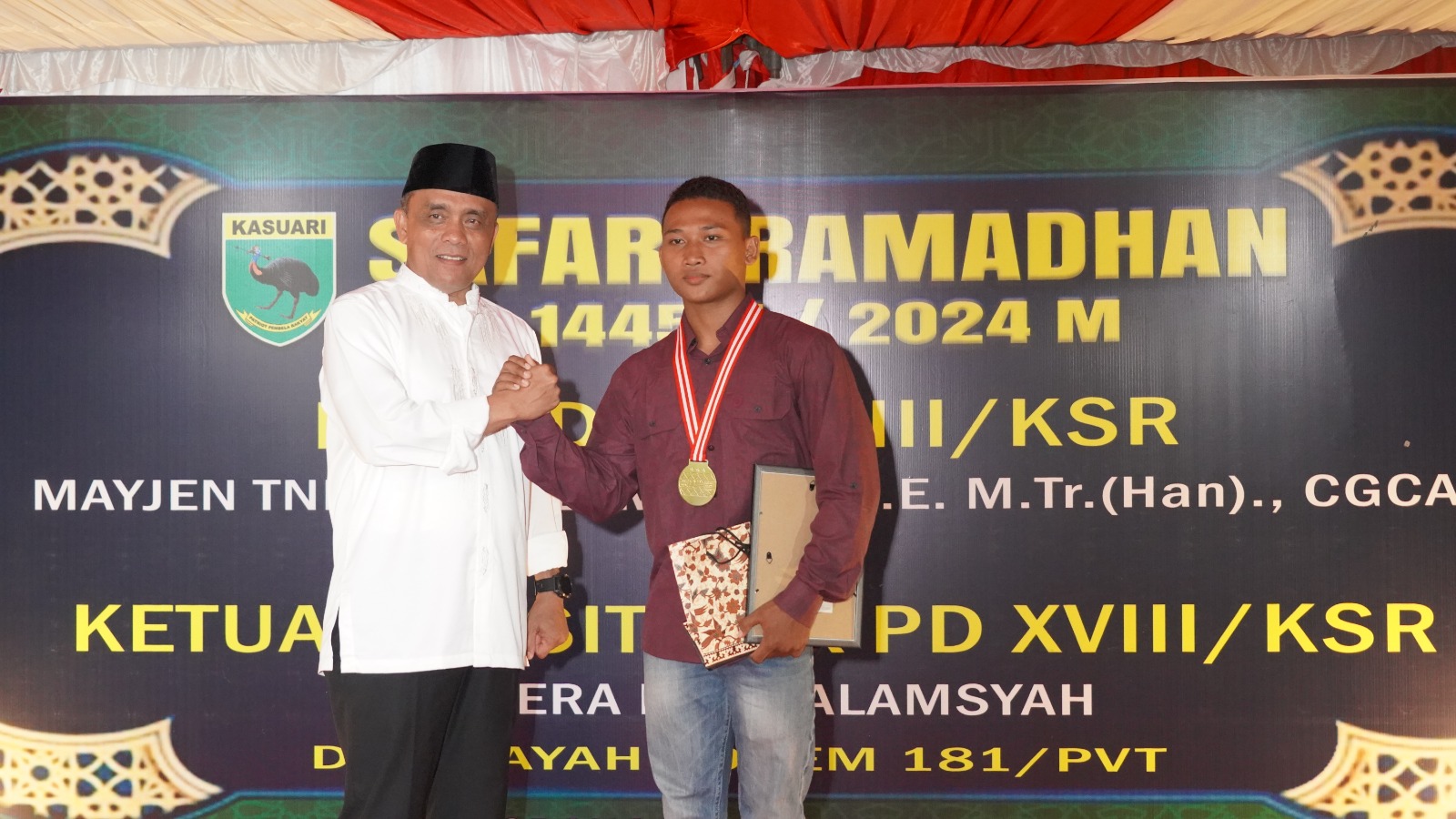 Pangdam Beri Penghargaan Kepada Prajurit Kodam Kasuari Asal Kalimantan Yang Menang MMA Kelas Strawweight 52