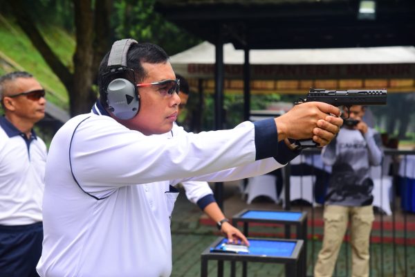 Dankormar Melaksanakan Olahraga Menembak