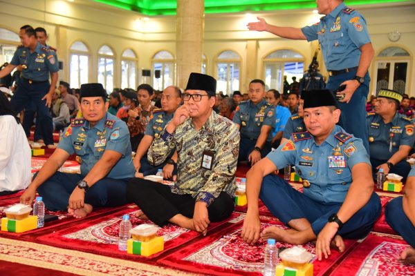 Prajurit Marinir Buka Bersama Ojek Online Dan Masyarakat Pesisir
