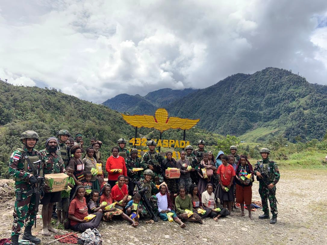 Prajurit Yonif 432/Wsj Kostrad Berikan Bansos Kepada Warga Distrik Dal Papua