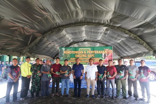 Pangdam Kasuari : Penyembelihan Dan Penyerahan Daging Menjadi Berkah Bagi Semua