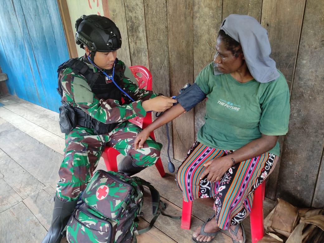 Masyarakat Papua Terbantu Dengan Pelayanan Kesehatan Gratis Satgas Yonif 623