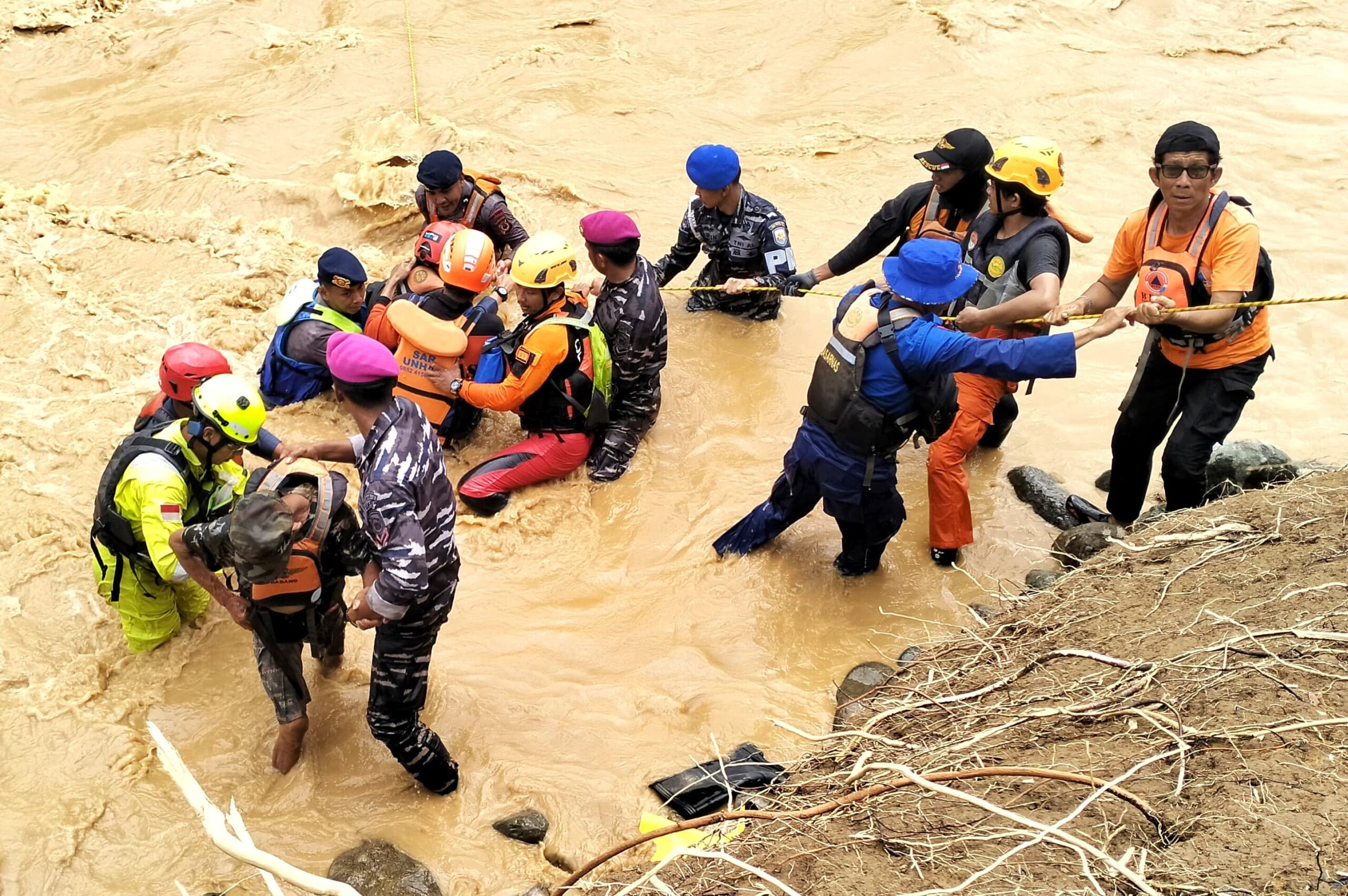 Memasuki Hari Ke-4, Prajurit Marinir Terus Cari Korban Banjir Dan Tanah Longsor