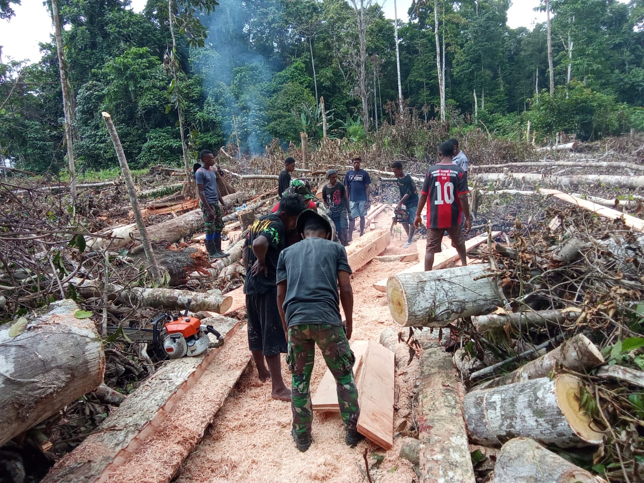 Hari Kedua TMMD, TNI Bergotong Royong Bersama Masyarakat Bangun Jalan.