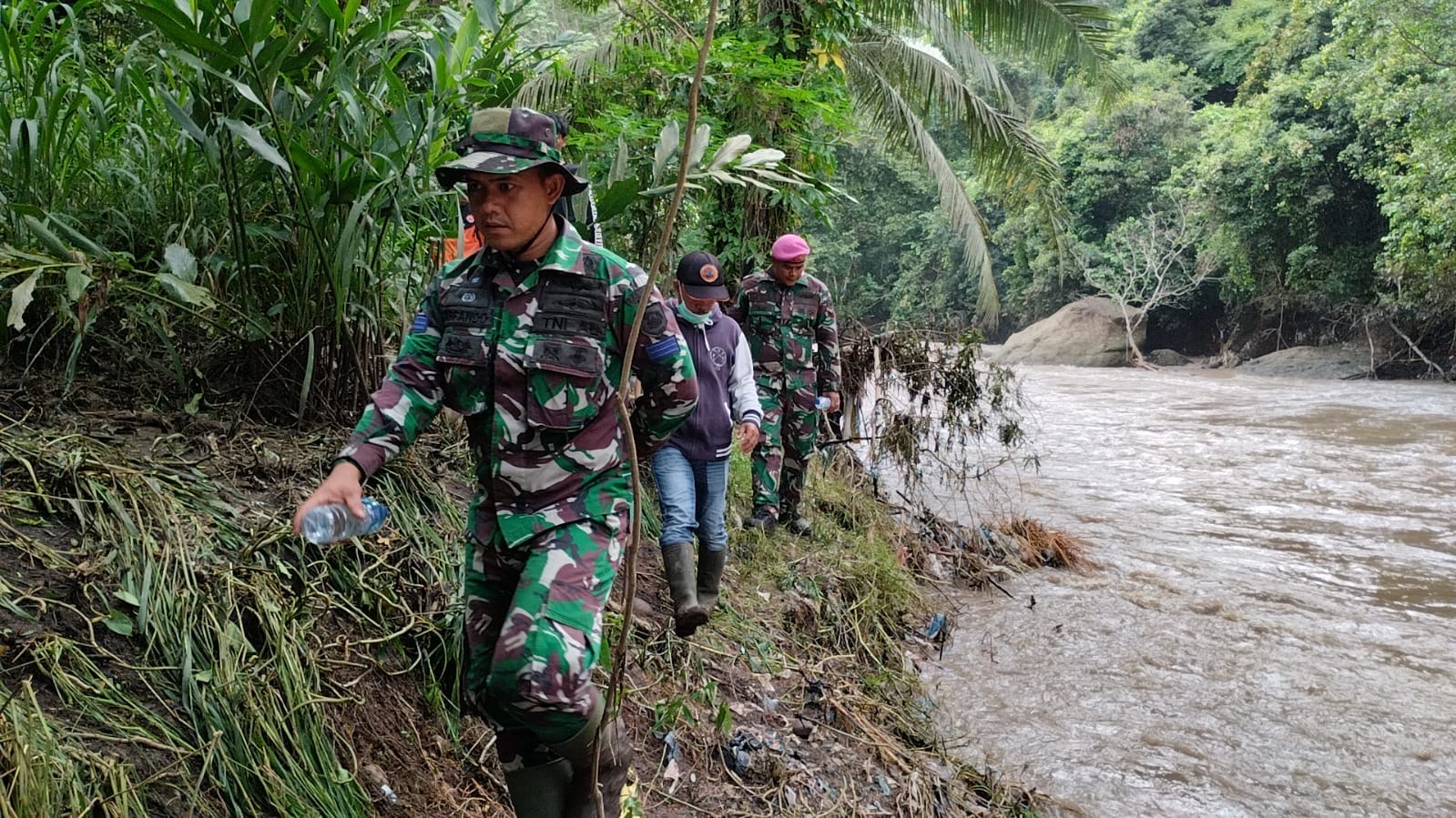 Prajurit Marinir Terus Cari Dan Evakuasi Korban Banjir Bandang Sumatera Barat