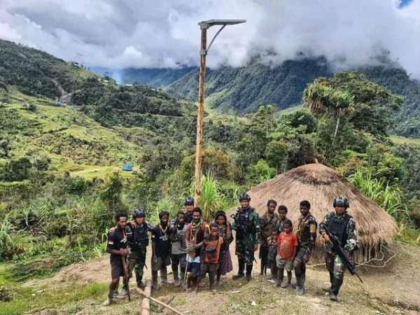 Koops Habema TNI Respons Kebutuhan Masyarakat Homeyo dan Wilayah Lain Papua Akan Penerangan Lampu Listrik