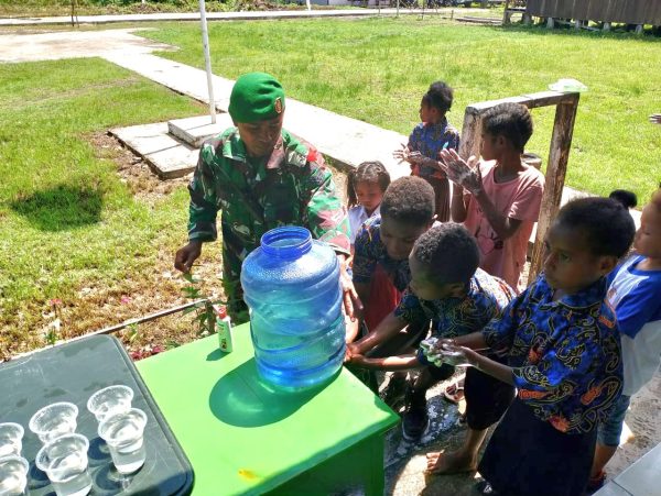 Belajar Cuci Tangan dan Gosok Gigi, Cara Murid SD Yabore Mengenal Perilaku Hidup Bersih Sehat