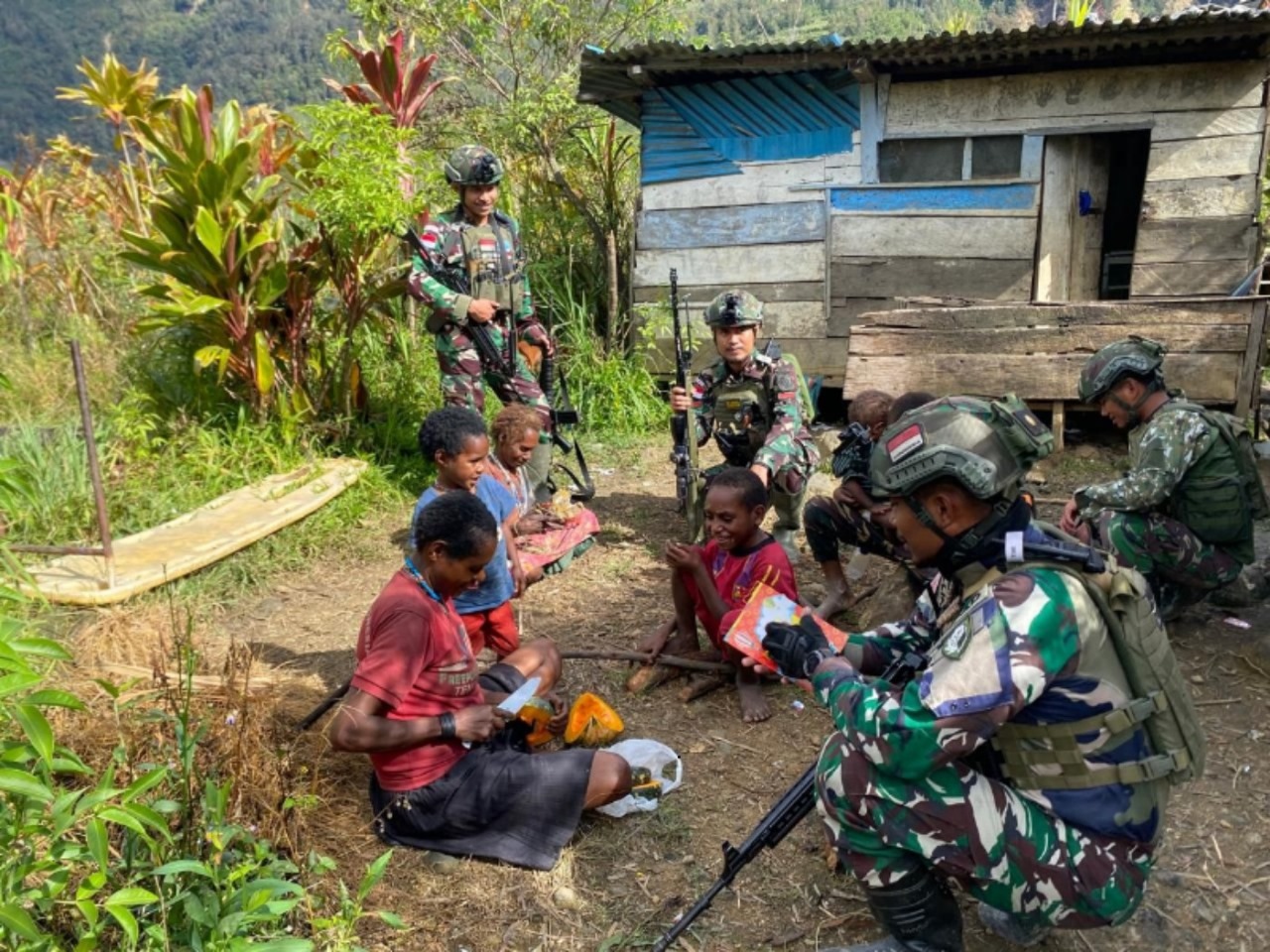 Satuan Koops Habema Patroli Sambil Pengobatan Keliling Di Intan Jaya, Warga Bilogai Sambut Gembira