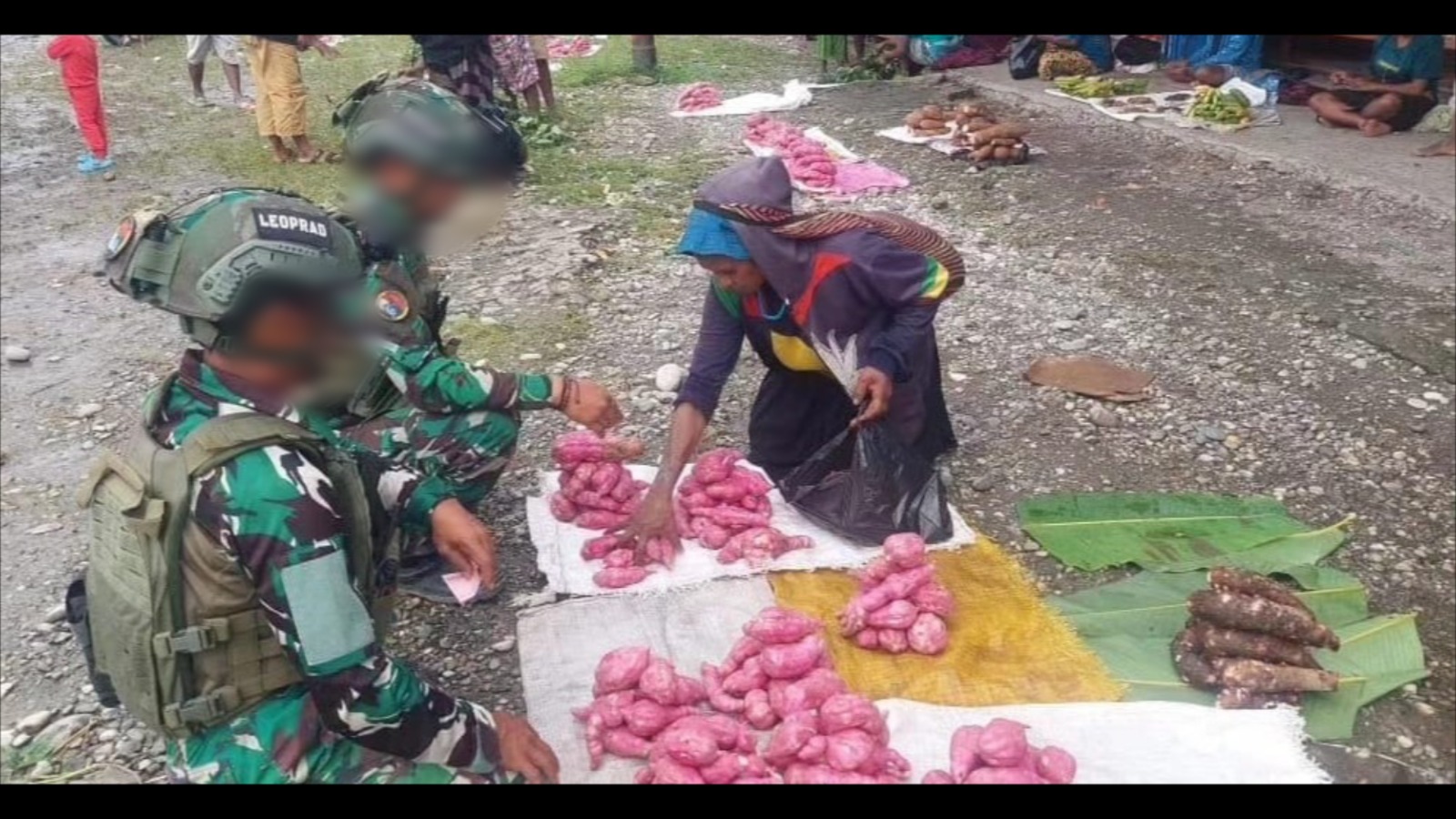 Borong Hasil Tani Warga Dekai, Pasukan Baret Ungu Koops Habema Rosita Yakuhimo Bantu Ekonomi Rakyat