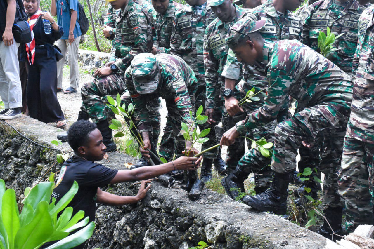 Kodam Kasuari dan Pemda Papua Barat Tanam 1.000 Mangrove Peringati Hari Mangrove Sedunia dan Hari Pramuka ke-63