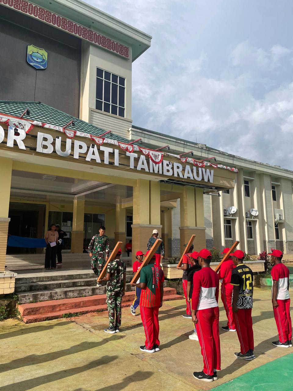 Menjelang Upacara Hari Kemerdekaan RI-79, Satgas Yonif 762/VYS Melatih Paskibraka Kabupaten Tambraw