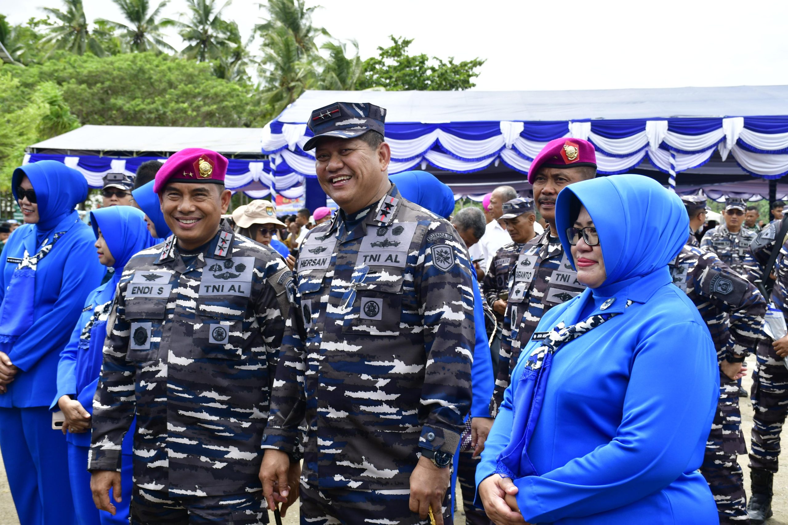 Bersama Kasal, Dankormar Ikuti Karya Bakti TNI AL Di Bumi Cenderawasih