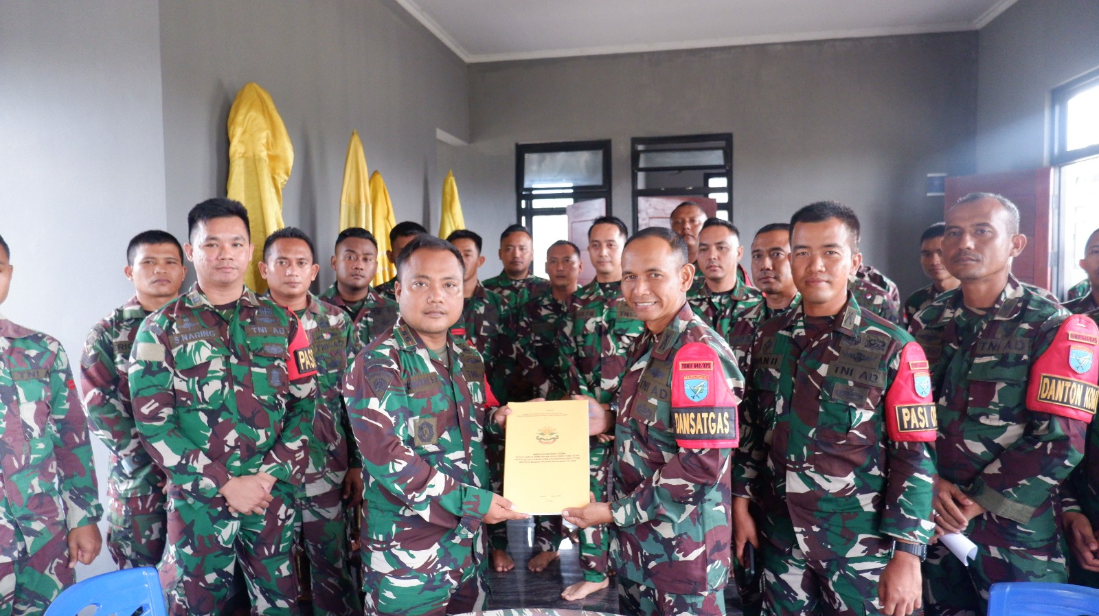 Prajurit Yonif 642/Kps Serah Terima Tugas Pasukan Penjaga Wilayah Perbatasan Sektor Papua Barat Dengan Satgas Pamtas Yonif 407/PK