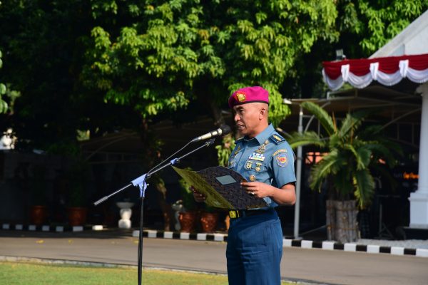 Kadisminpers Mako Kormar Pimpin Upacara Bendera