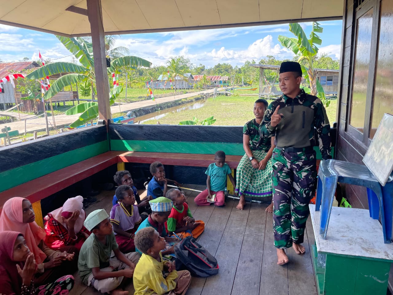 Satgas Yonif 642/Kps Bangun Tiang Agama Melalui Belajar Mengaji Bersama Anak-Anak di Wilayah Penugasan.