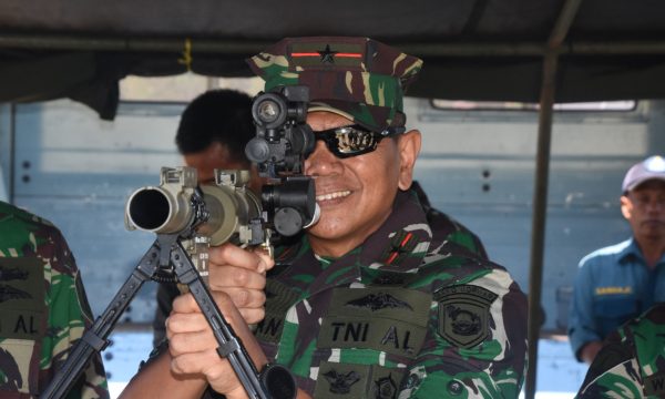 Wadan Kormar Tinjau Uji Fungsi Senjata Anti Tank