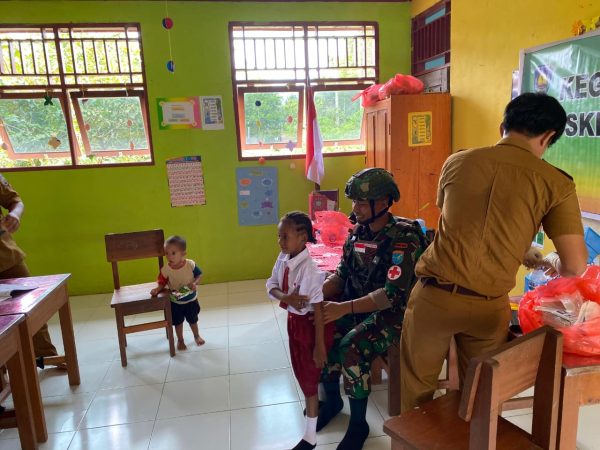 Satgas Yonif 642/Kps Bersama Puskesmas Berikan Imunisasi Untuk Anak-Anak Papua