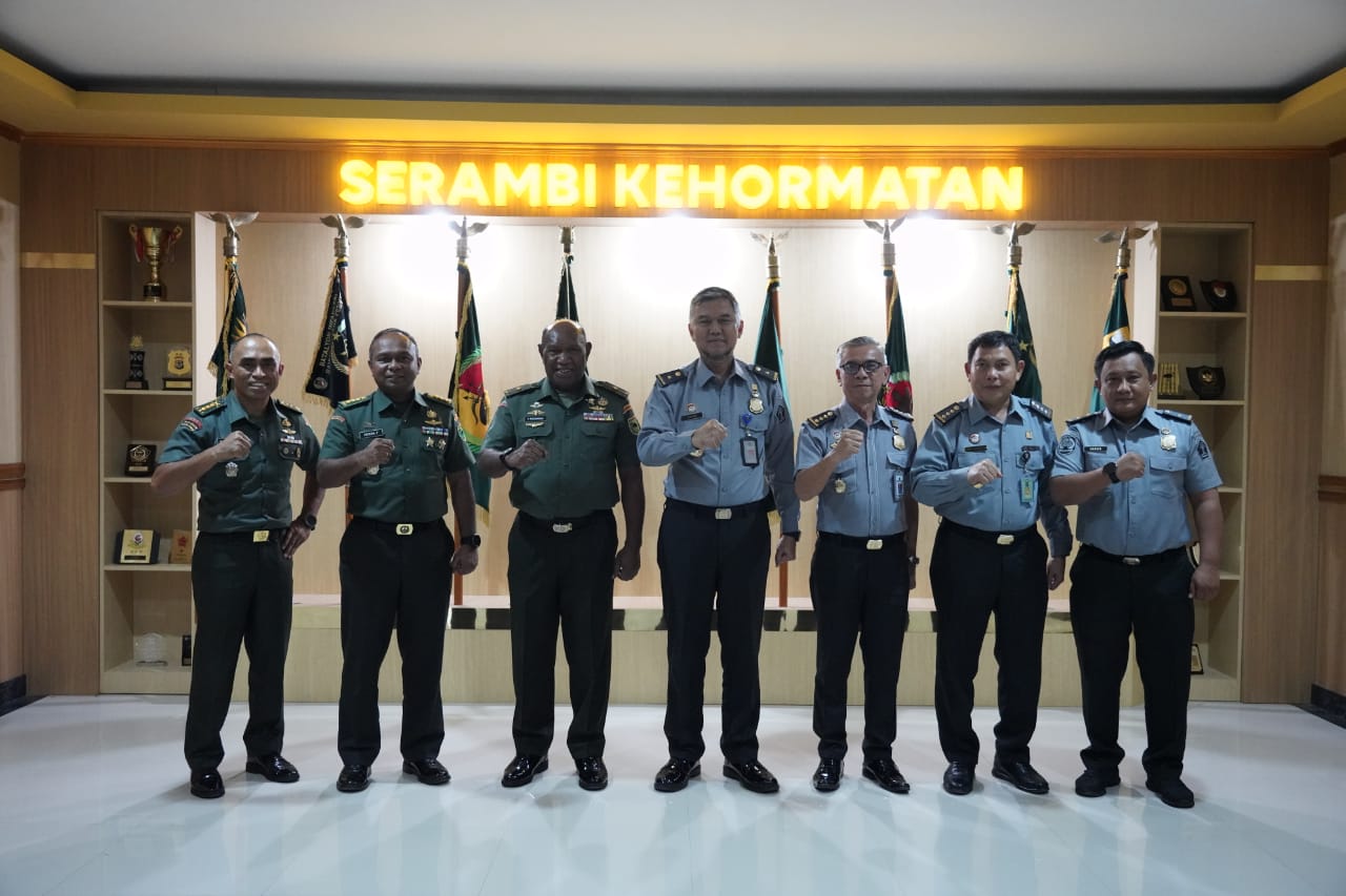 Kasdam Kasuari Terima Audiensi Kepala Divisi Keimigrasian Kanwil Kemenkumham Papua Barat