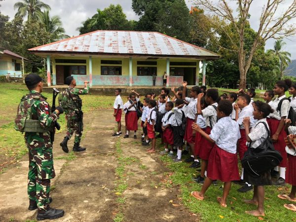 Satgas Yonif 642/Kps Berikan Pendidikan Mitigasi Bencana Diajarkan Sejak Dini