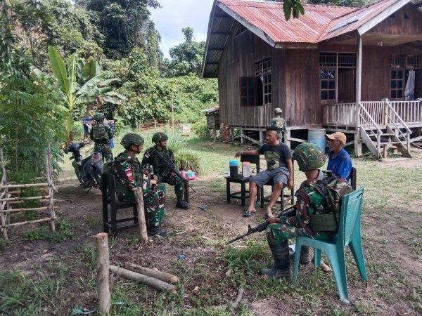 Satgas Yonif 642/KPS Laksanakan Pembinaan Teritorial Ke Rumah Masyarakat di Kampung Irahima