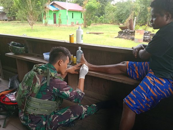Melihat Warga Terluka, Ini Yang Dilakukan Satgas Yonif 642/Kps