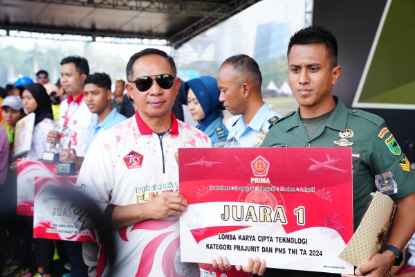 Serka Fajar Terima Apresiasi Panglima TNI Atas Prestasi Juara 1 Lomba KCT Pangdam Kasuari Ikut Bangga Dorong Inovasi Teknologi Pertahanan