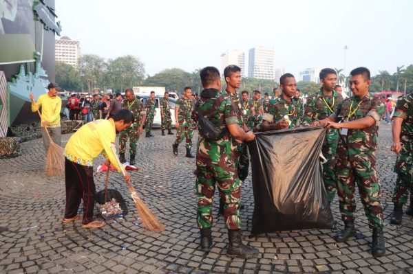 Pesta Rakyat HUT ke-79 TNI Usai, TNI dan Masyarakat Kompak Bersih-Bersih Monas