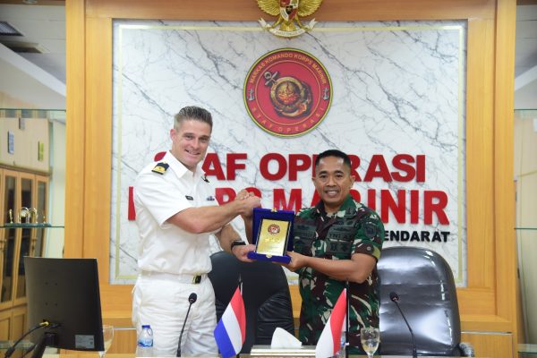 Staf Operasi Korps Marinir Terima Kunjungan Delegasi Angkatan Darat Kerajaan Belanda