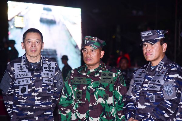 Di Monas, Dankormar Dampingi Kasal Tinjau Pasukan Upacara HUT TNI